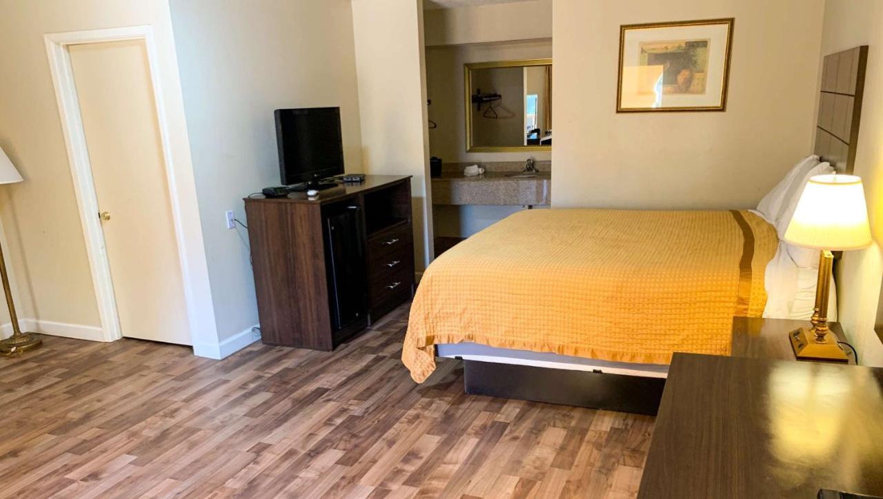 Days Inn & Suites By Wyndham Brewton エクステリア 写真
