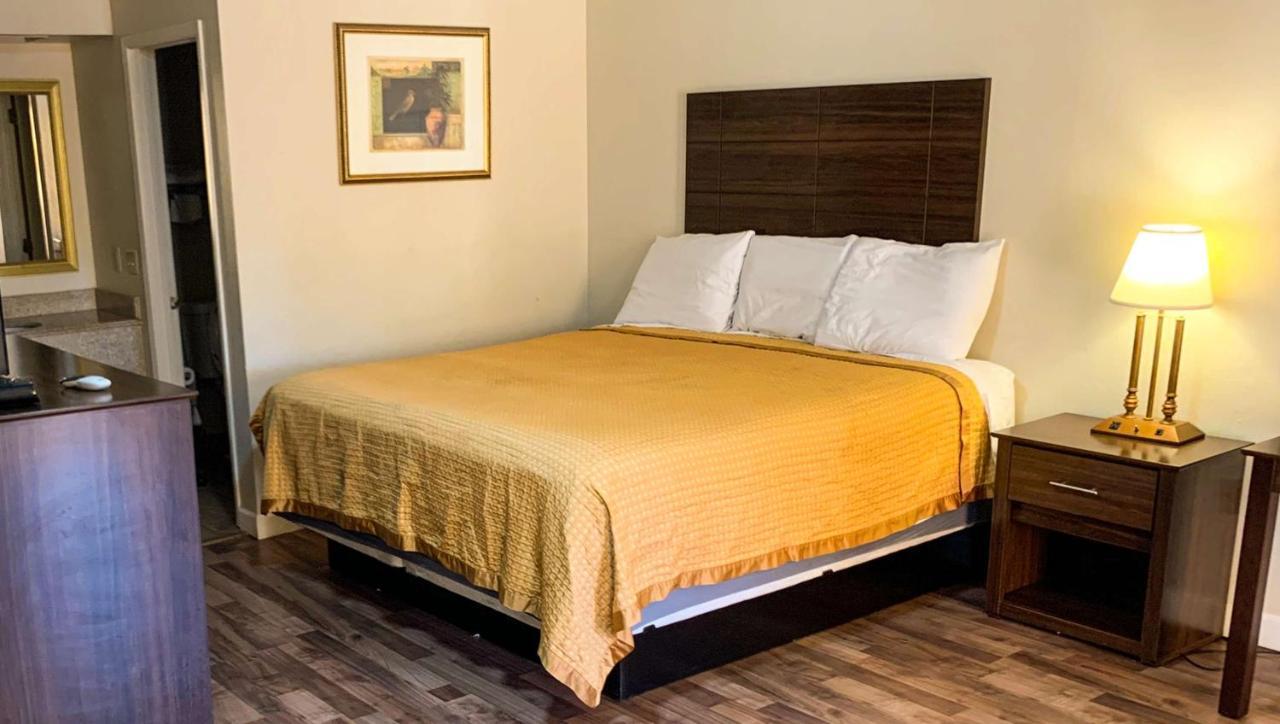 Days Inn & Suites By Wyndham Brewton エクステリア 写真