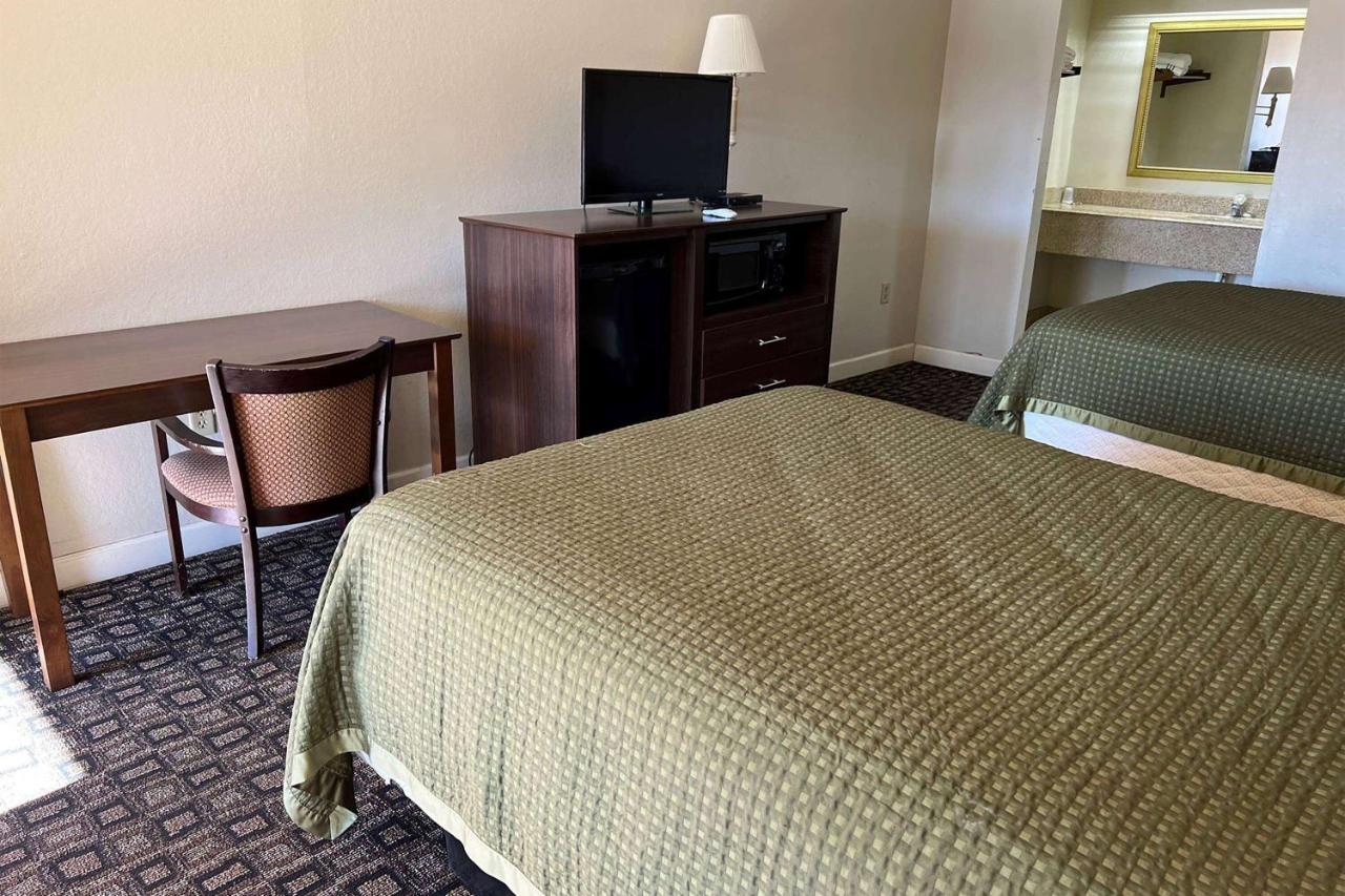 Days Inn & Suites By Wyndham Brewton エクステリア 写真