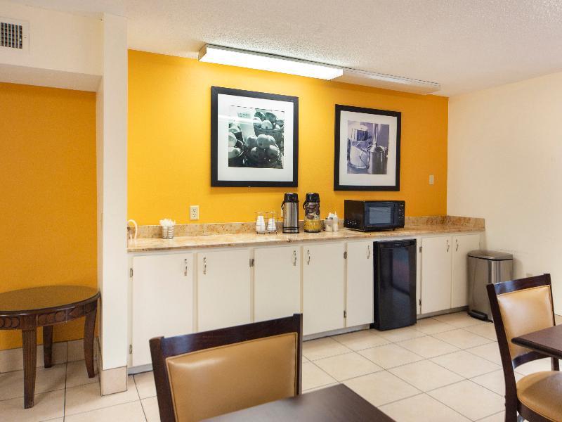 Days Inn & Suites By Wyndham Brewton エクステリア 写真
